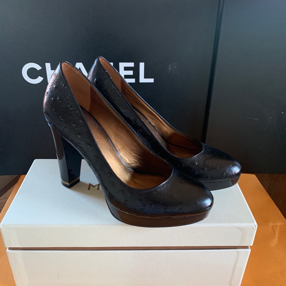 Banana Republic Ostrich Embossed Platform pump